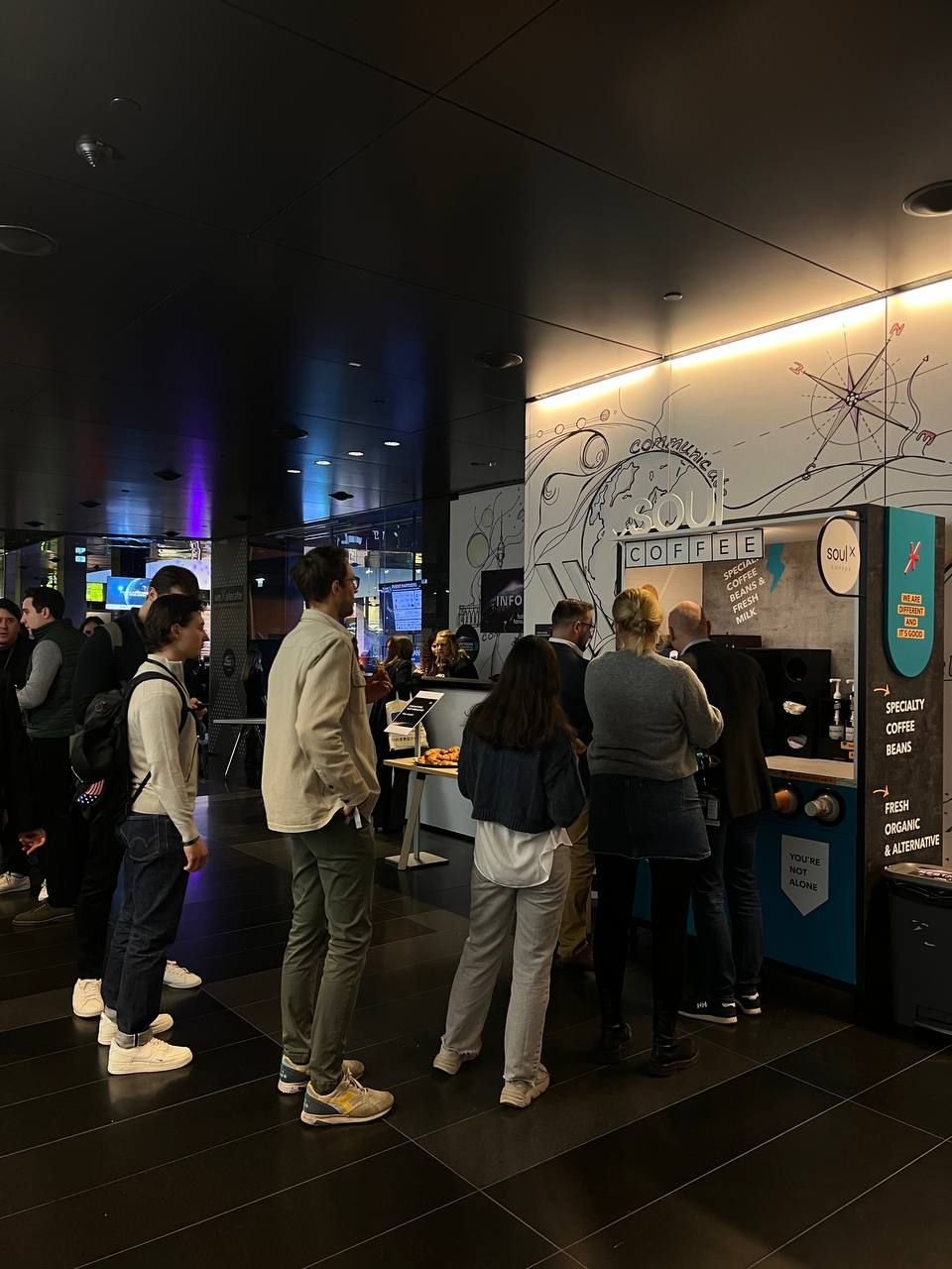 Placeholder: drukke inkomhal ideaal voor een SoulxCoffee station