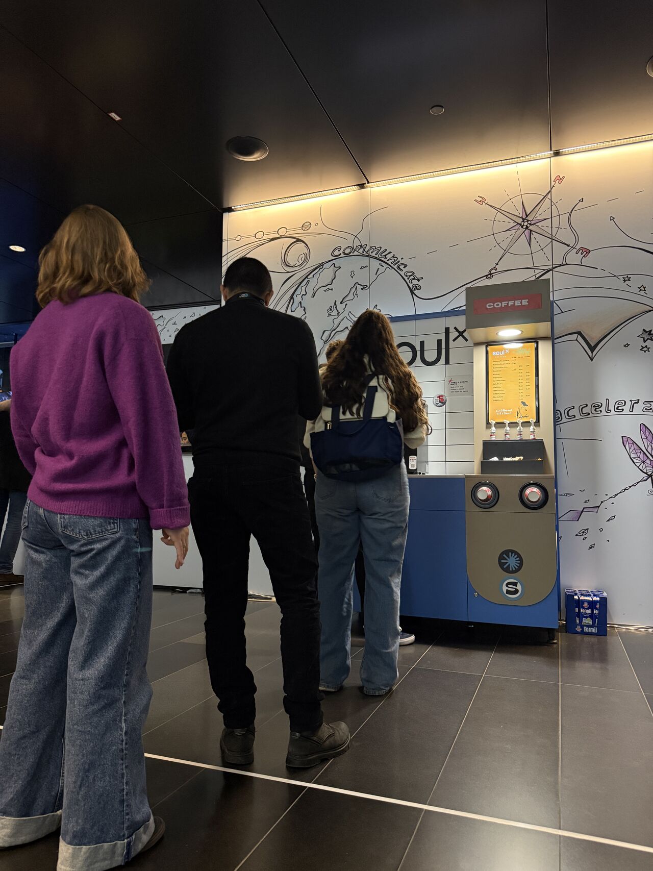 Placeholder: SoulxCoffee station met scherm in een open setting